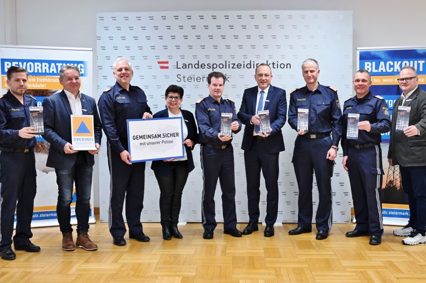 Übergabe der Folder an die Geschäftsführung der LPD Steiermark und dieser Folder wird an alle Bediensteten verteilt