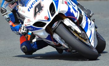 Motorrad prallt gegen Pkw