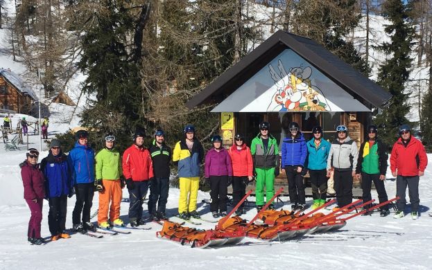 Feuerwehrsanitäter auf der Piste