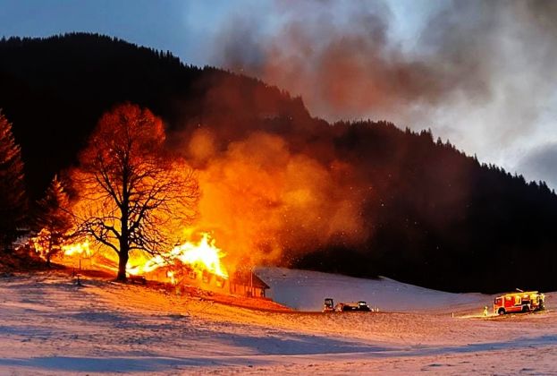 Nebengebäude in Flammen zerstört!