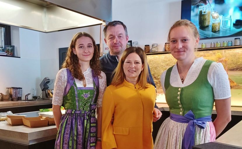 Sara Leitgab und Verena Moser mit Christina und Manfred Mayer von der Kohlröserlhütte