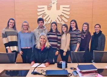Richterin Mag. Sabine Anzenberger mit den MaturantInnen der HLWplus Bad Aussee
