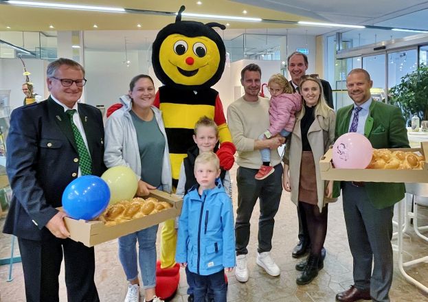 Dir. Manfred Kirchsteiger überrascht junge Familien mit dem Striezel