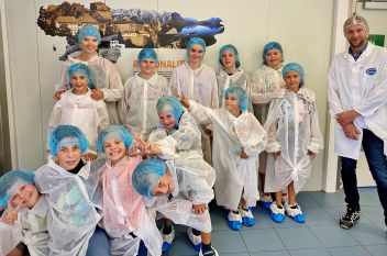 Celina Unterberger und Herbert Grill betreuen die nicht freilaufenden aber glücklichen LGE-Kids durch die Produktion.