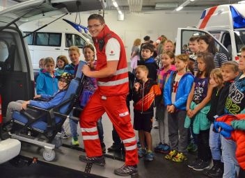 Volksschule besucht das Rote Kreuz