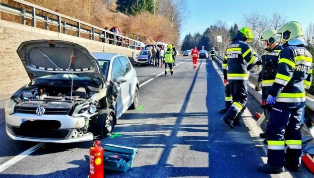 Drei Pkw kollidierten auf der B320