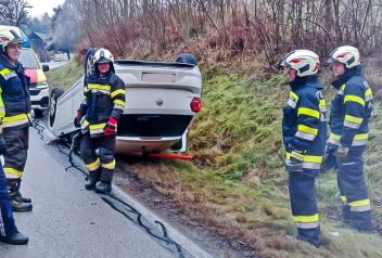 PKW überschlägt sich auf der B146