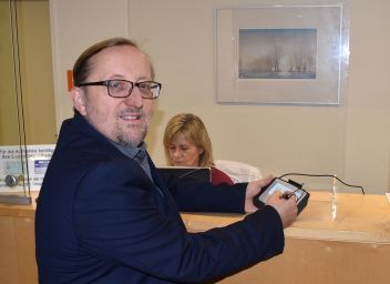 Betriebsdirektor Hannes Stickler präsentiert stolz das Unterschriftenpad