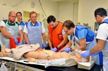 Hand in Hand arbeiten die Teams der Klinik Diakonissen Schladming. Trainiert wurde an lebensechten Puppen.