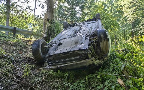 Pkw überschlug sich nach Baumkollision