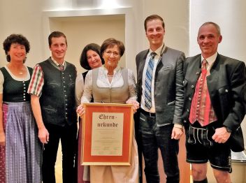 Vorstandsmitglied Annemarie Stadelmann, 2. Vizebürgermeister Markus Putz, 1. Vizebürgermeisterin Alexandra Rauch, Ehrenbürgerin und Bürgermeisterin a.D. Johanna Gruber, Bürgermeister Thomas Reingruber und Finanzreferent Ulrich Höring