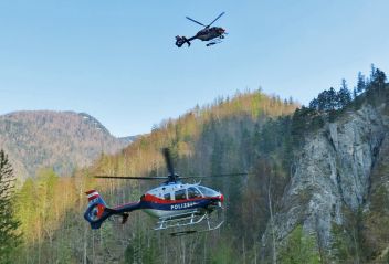 Zwei Polizei-Hubschrauber im Einsatz