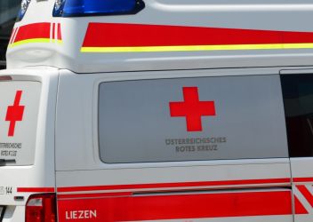 Mit PKW gegen Baum