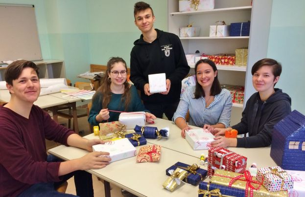Foto: Mit viel Liebe gestaltet die Jugend die Überraschungspakete