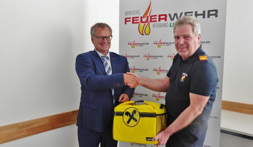 Direktor Manfred Kirchsteiger mit Bereichsfeuerwehrkommandant OBR Reinhold Binder