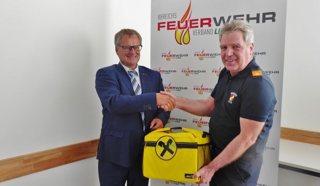 Direktor Manfred Kirchsteiger mit Bereichsfeuerwehrkommandant OBR Reinhold Binder