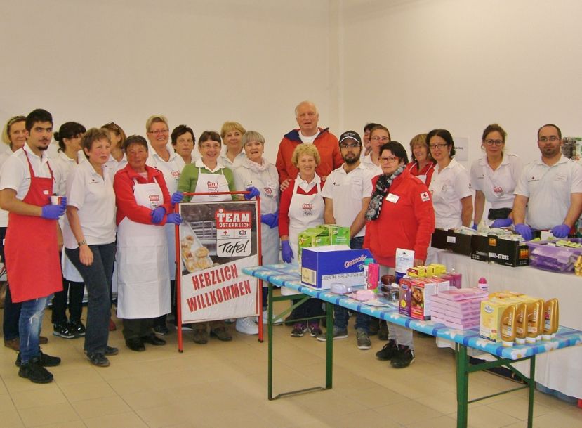 Das Team der Tafel und Bgm. Mag. Rudolf Hakel am neuen Standort in Liezen