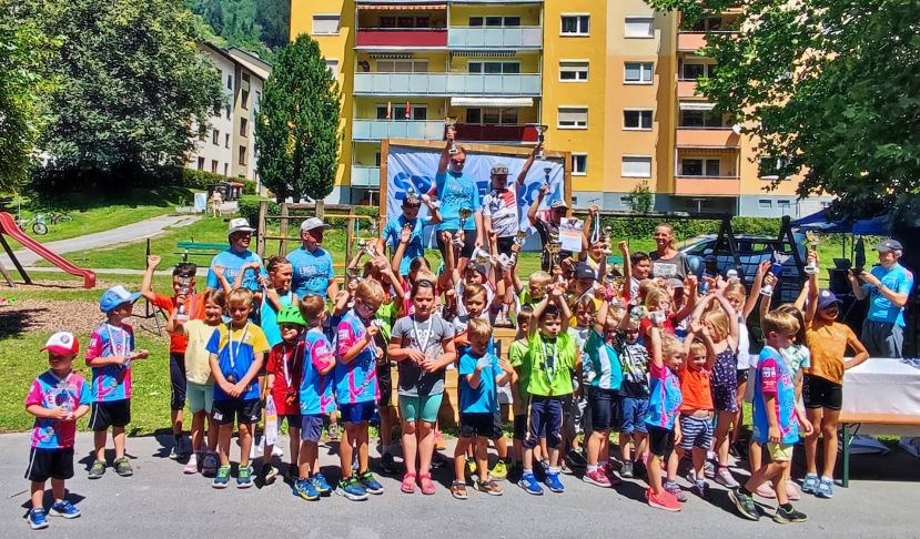 Kinder am Sportplatz in St. Martin