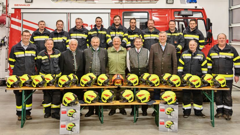 Stadtgemeinde übergibt 160 Feuerwehrhelme
