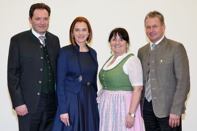 Bundesminister Norbert Totschnig, Bauernbund-Obfrau Landesrätin Simone Schmiedtbauer, Landeshauptmann-Stellvertreterin Manuela Khom und der ehemalige Bauernbundobmann Franz Titschenbacher