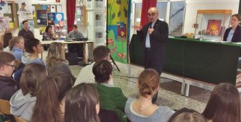 Bischof Krautwaschl hört der Jugend zu.