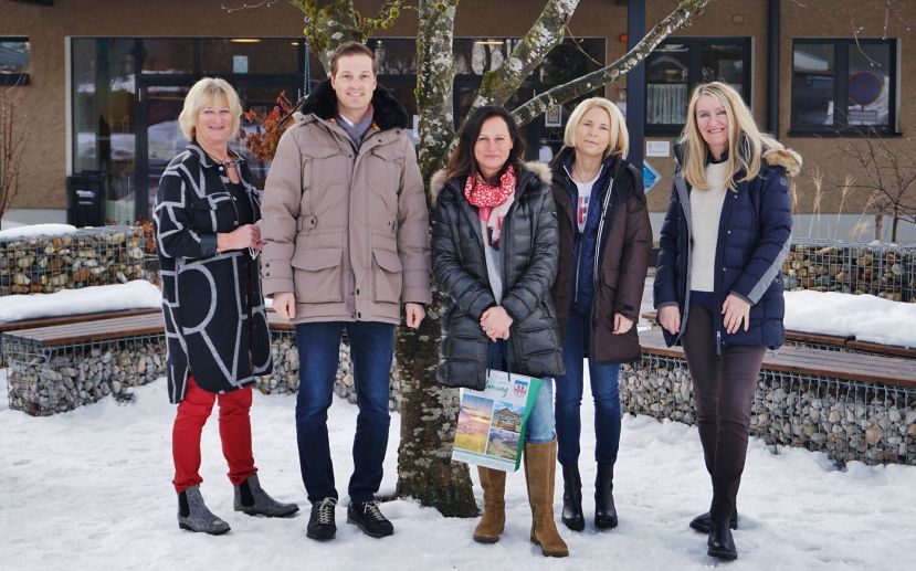 MS-Direktorin Birgit Walcher, Bürgermeister Thomas Reingruber, Hermine Promok, VS-Direktorin Daniela Warter und ZIS-Direktorin Heidi Pehab