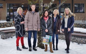 MS-Direktorin Birgit Walcher, Bürgermeister Thomas Reingruber, Hermine Promok, VS-Direktorin Daniela Warter und ZIS-Direktorin Heidi Pehab