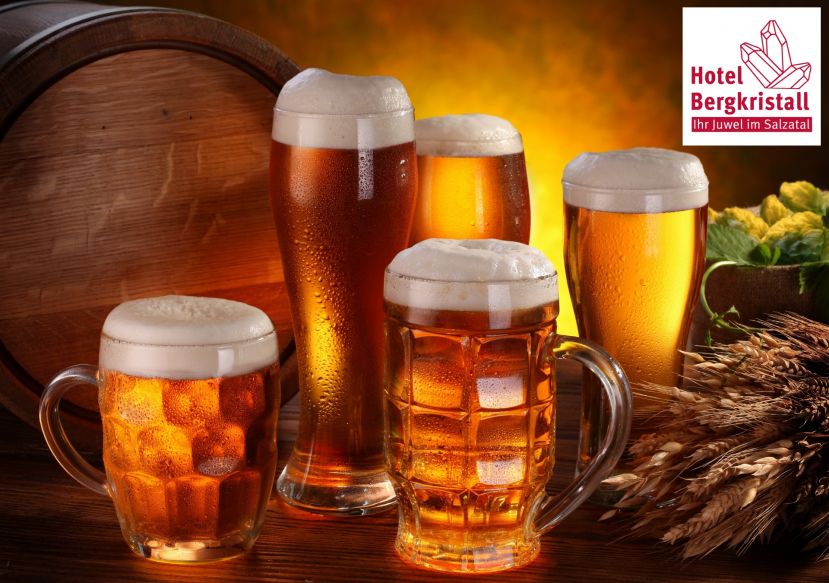Bergkristallklares Bier wird verkostet