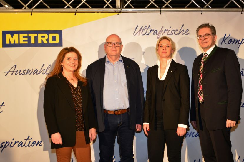 Bürgermeisterin Andrea Heinrich, Standortleiter Gerald Gutmann, Geschäftsführerin Direktorin Einkauf METRO Österreich Angela Wider und Finanzdirektor METRO IH Dr. Robert Jakob