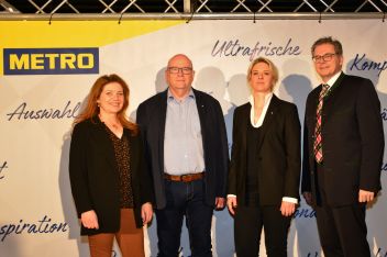 Bürgermeisterin Andrea Heinrich, Standortleiter Gerald Gutmann, Geschäftsführerin Direktorin Einkauf METRO Österreich Angela Wider und Finanzdirektor METRO IH Dr. Robert Jakob