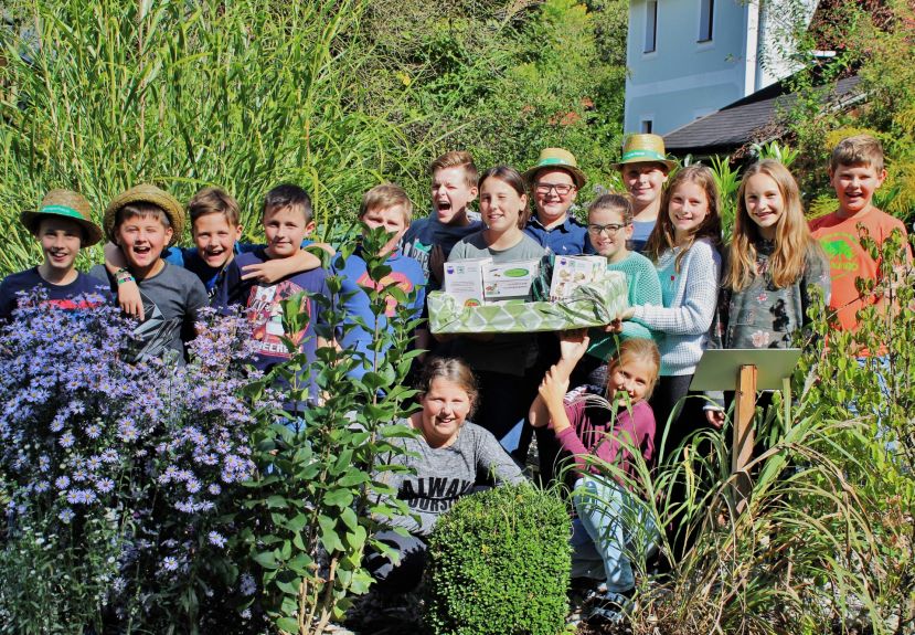 SchülerInnen der NMS Weißenbach mit den Preisen des Gartenwettbewerbes 2018 im prämierten Schulgarten