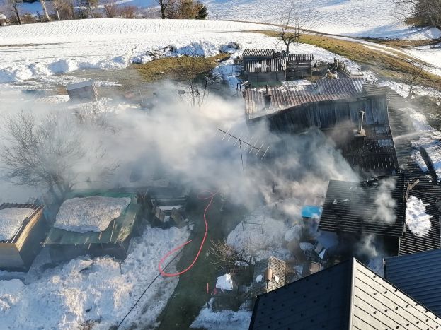Wirtschaftsgebäude in Vollbrand