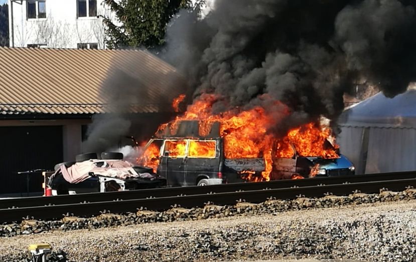 Zwei Fahrzeuge komplett ausgebrannt