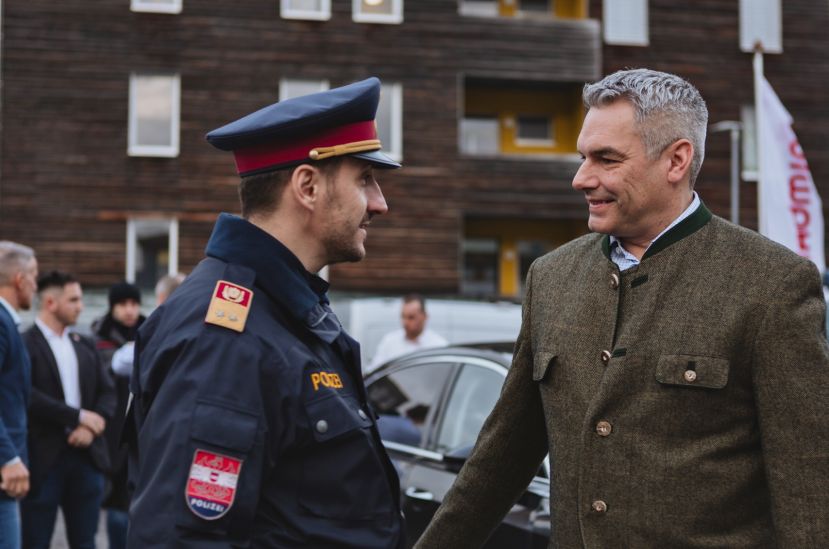 Bundeskanzler Karl Nehammer mit Polizeibeamten