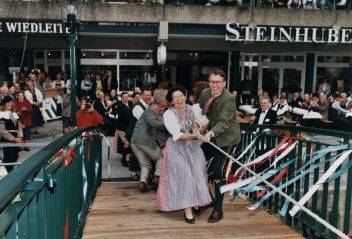 Mit einem großen Fest wurde der Steinhubersteg 1996 eröffnet. Die Sponsoren Uli und Gerhard Steinhuber beteiligten sich an jedem Spaß – wie hier beim Seilziehen.