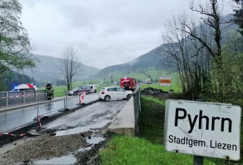 PKW gegen Brücke auf der B138