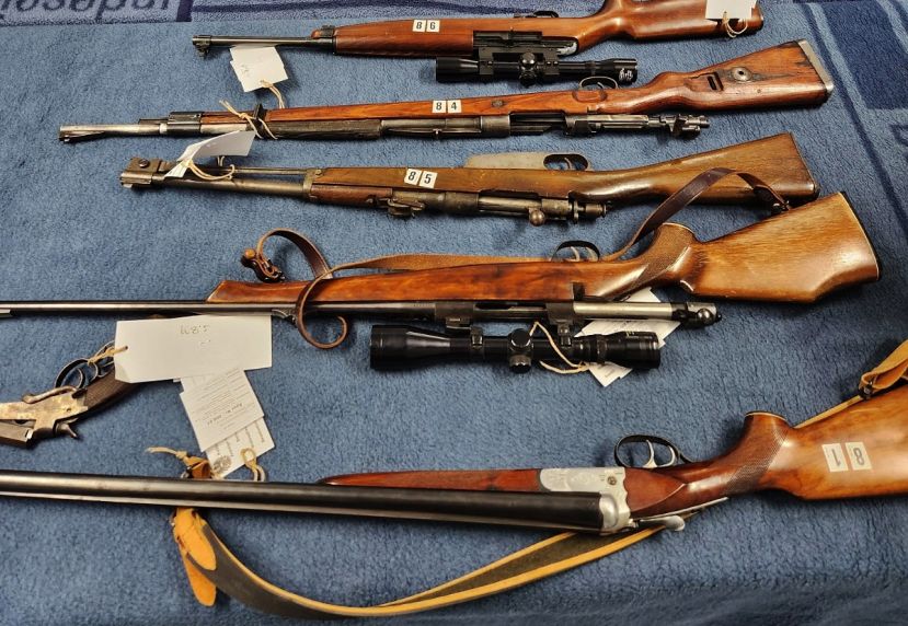 Waffenarsenal und NS-Gegenstände sichergestellt