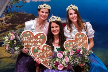 Prinzessin Lisa Streußnig aus Bad Mitterndorf, Königin Brigitte Maier aus Aigen im Ennstal und Prinzessin Maria Benischek aus St. Florian(OÖ) nach der Krönung. 