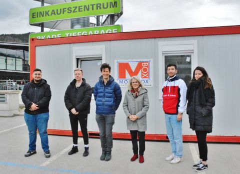 Bildmitte: Mag. Johann Baldinger mit Bürgermeisterin Roswitha Glashüttner mit dem Team des Teststandortes Liezen.