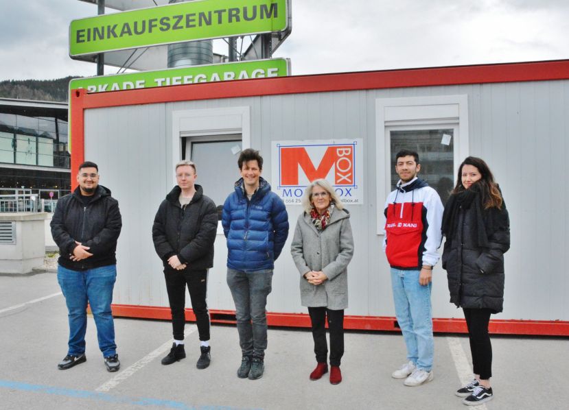 Bildmitte: Mag. Johann Baldinger mit Bürgermeisterin Roswitha Glashüttner mit dem Team des Teststandortes Liezen.