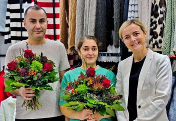 Geschäftsinhaber Resul und Aysel Öksüz mit Maria Prims(ELI)
