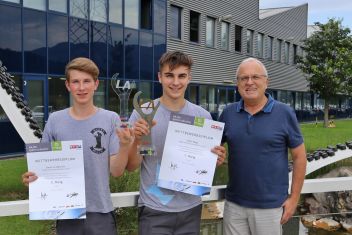 Die beiden erfolgreichen MARK-Lehrlinge Simon und Aldin gemeinsam mit Rudolf Mark.