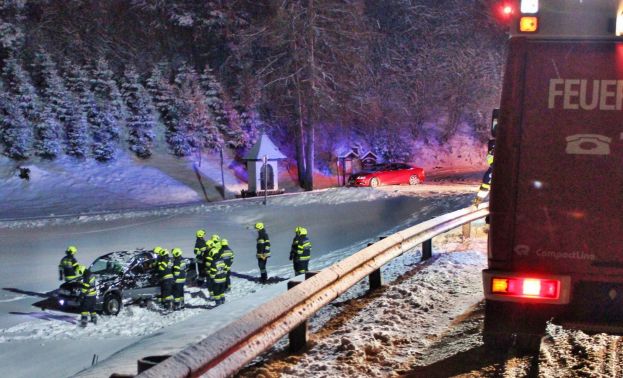 Verkehrsunfall mit zwei eingeklemmten Personen