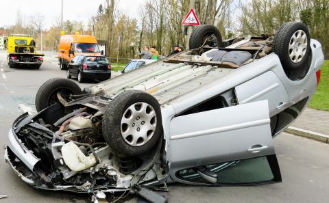 Mit PKW überschlagen und verletzt