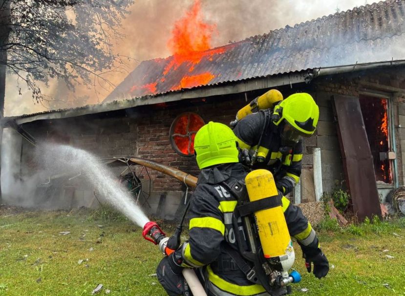 Flammeninferno erfasst Nebengebäude