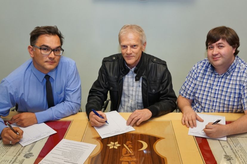 Auch die Fraktionschefs der Regierungsparteien unterschreiben die von der Opposition aufgelegte Unterschriftenliste: Bgm. Alfred Bernhard (ÖVP), Vzbgm. Helmut Schaupensteiner (Liste WiR) und GR Robert Stock (FPÖ).