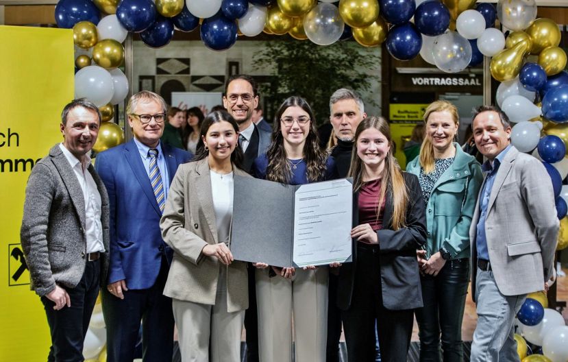 Mag. Armin Friedmann (Raiffeisenverband Steiermark) Manfred Kirchsteiger (Raiffeisenbank Region Liezen) Lea Katic (Vorstand der Schülergenossenschaft) MMag. Wolfgang Lechner (Schulleiter BSC Liezen) Julia Nowak (Vorstand der Schülergenossenschaft) Reinhard Schachner (Obmann Elternverein) Antonela Tomasic (Vorstand der Schülergenossenschaft) Mag. Tanja Gruber (Bereichsleiterin BAfEP Liezen) und Mag. Thomas Pfleger (Betreuungslehrer)