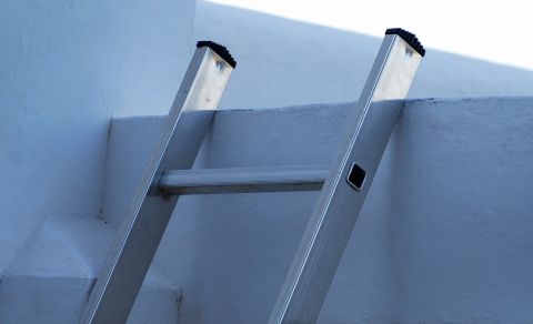 Leiter weggerutscht und schwer verletzt