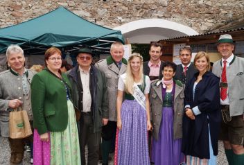 vlnr: Reinhold Schmalengruber (Obmann-Stv. Bezirkskammer), Monika Schupfer (Bezirksbäuerin), Christian Sulzbacher (Leiter Expositur Gröbming), Karl Lackner (Landtagsabgeordneter), Kasprinzessin Evelin, Peter Kettner (Obmann Bezirkskammer); Marianne Gruber (Obmann-Stv. Genuss Region Ennstaler Steirerkas), Werner Schwab (Bürgermeister und Naturparkobmann), Elisabeth Schlömmer (Herbst mit den Bäuerinnen), Volkhard Maier (Geschäftsführer Sölktäler Naturpark)