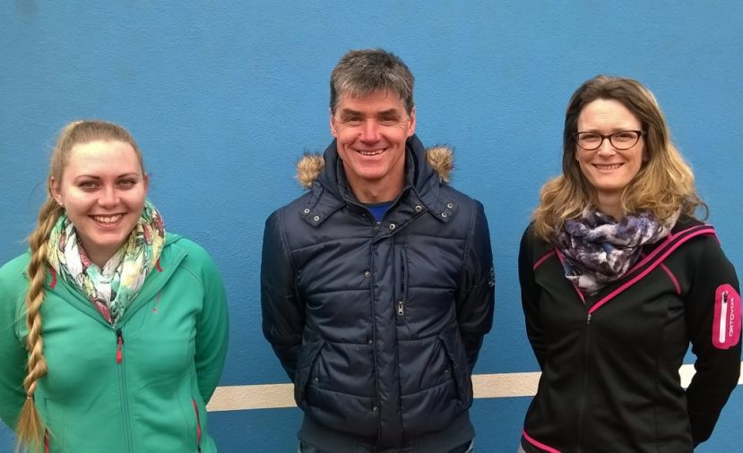 Der Obmann des SV Aigen Franz Luidold mit den alten und neuen Kassiererinnen Sibel Celiker und Andrea Vollmann